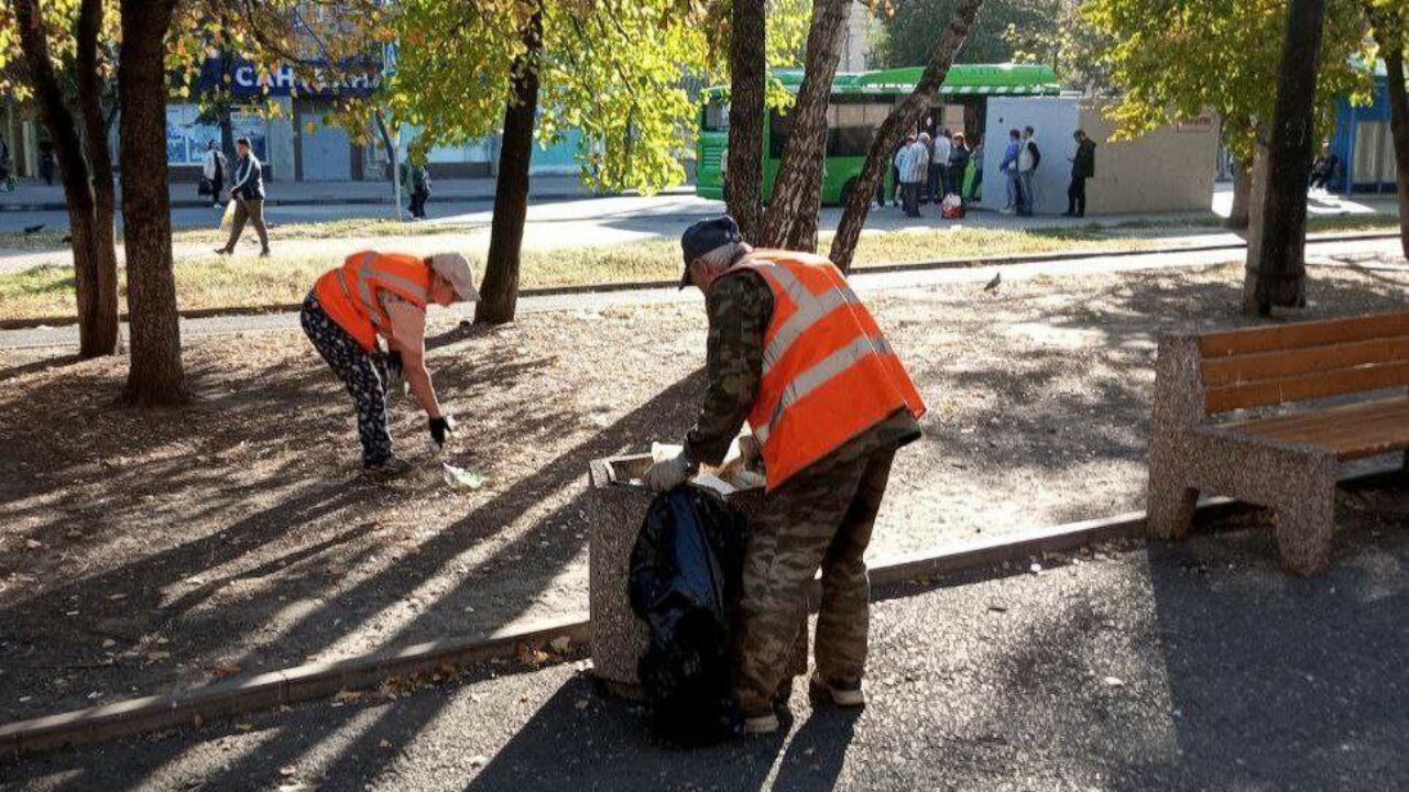 Курск в чистоте: 27 рабочих вышли на уборку общественных пространств -  Курск - региональный сайт Курской области